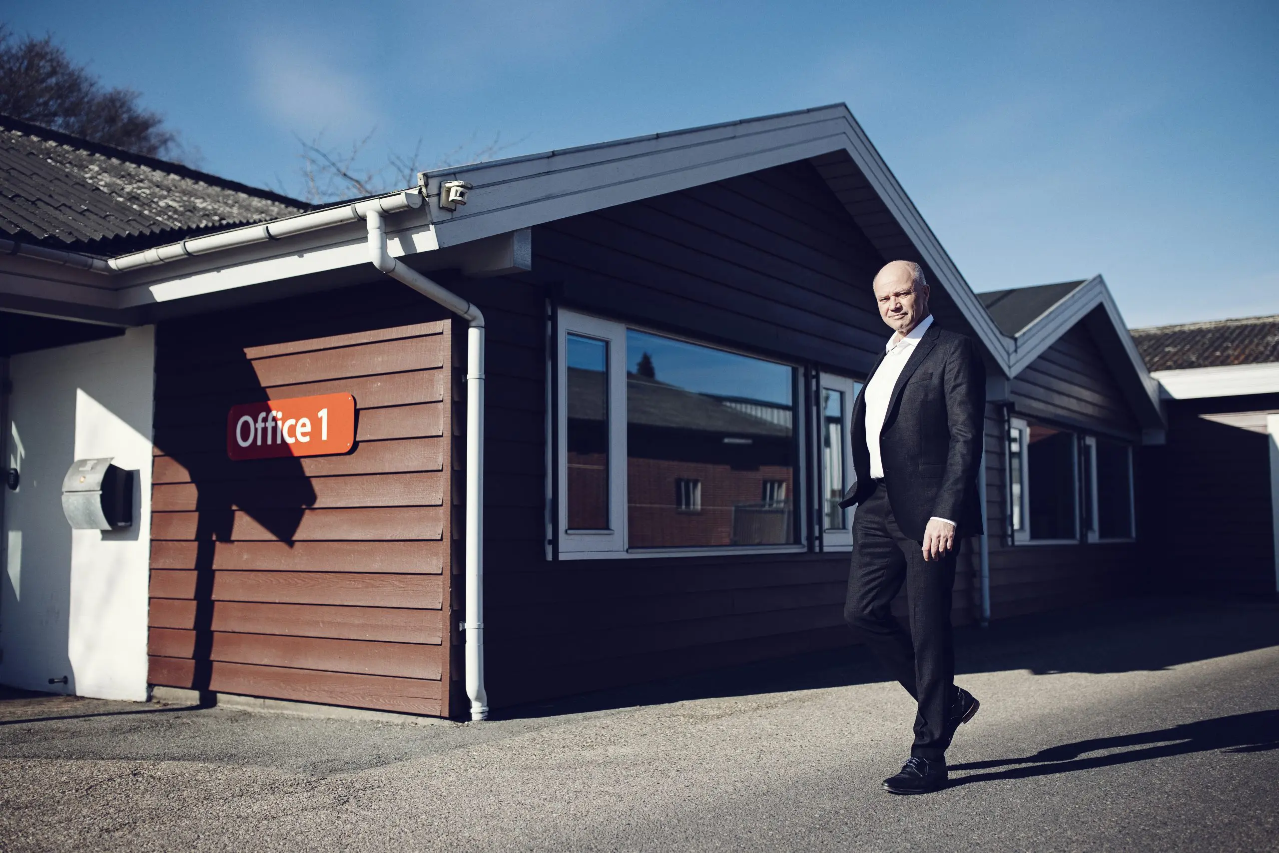 TA-Logistics Gående mand med lille kontorbygning i baggrunden