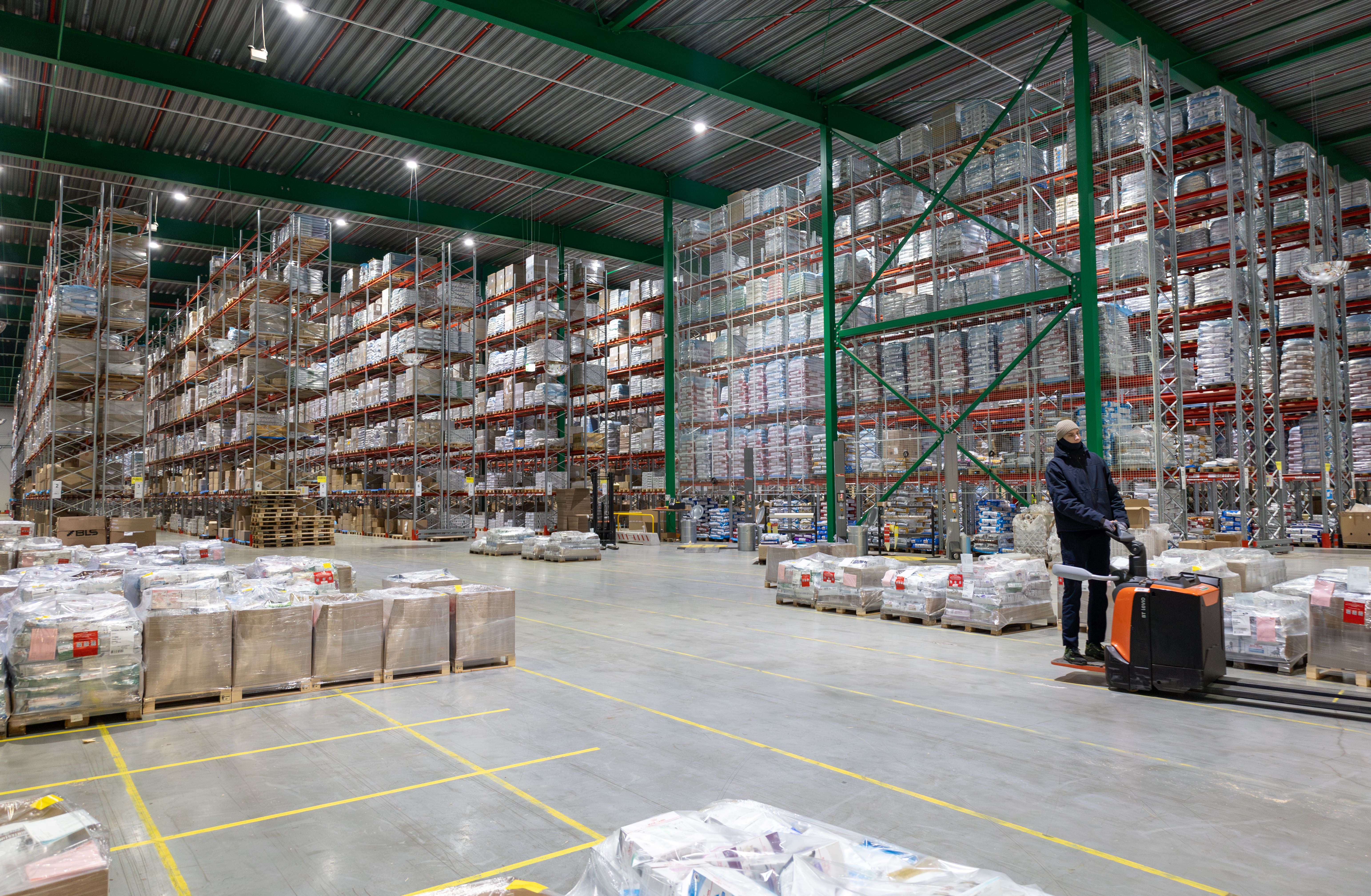 Stor lagerhal fyldt med varer